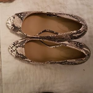 GENTLY USED Size 9 BANDILINO SNAKE SKIN HEELS PERFECT CONDITION